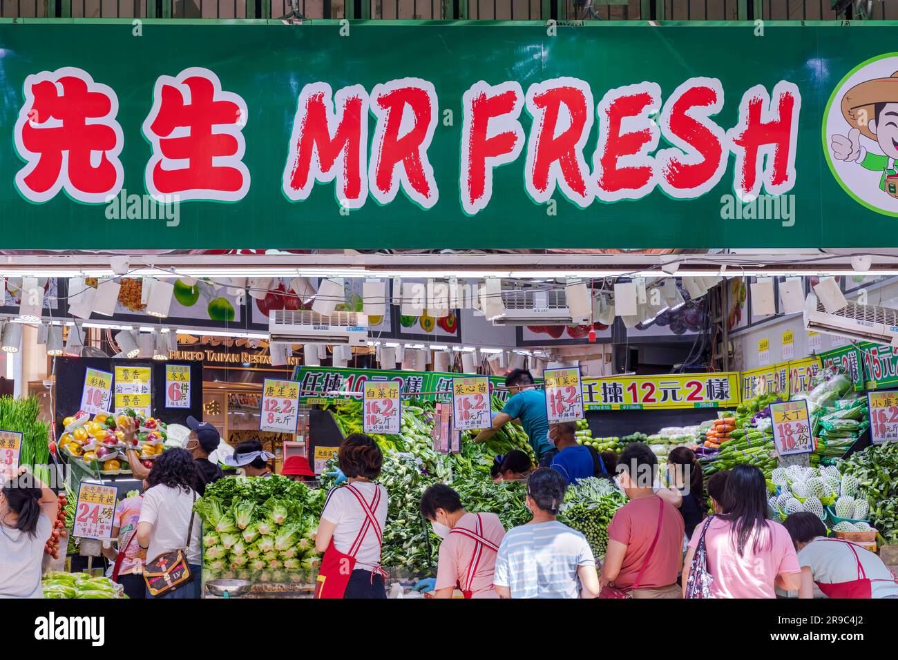 Händler und Kunden im Gemüseladen auf dem Markt von Wan Chai, Hongkong, SAR, China Stockfoto