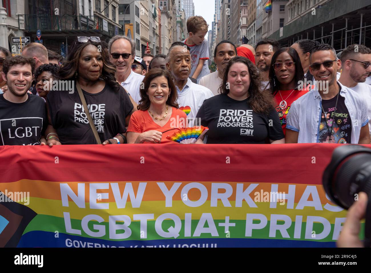 NEW YORK, NEW YORK 25. JUNI New Yorker Gouverneur Cathy Hochul (C