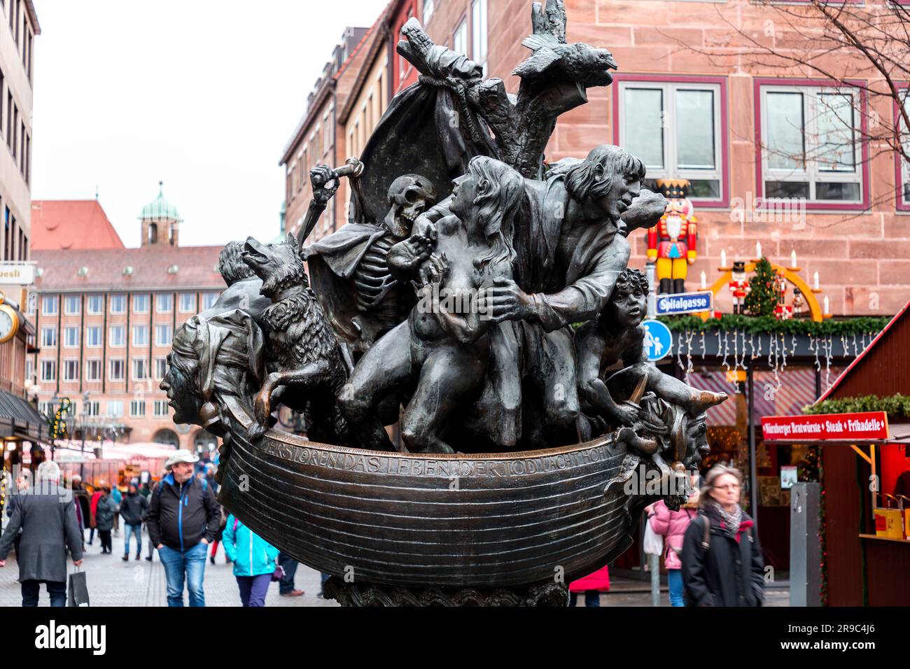 Nürnberg, Deutschland - 28. DEZEMBER 2021: Skulptur mit dem Namen Schiff der Narren von Jurgen Weber auf der Grundlage der satirischen Allegorie von Sebastian Brant. Stockfoto