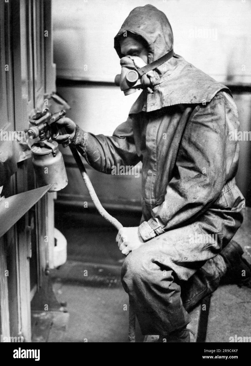 Österreich: c. 1937 Ein Arbeiter, der Lackfinish auf Möbel sprüht. Stockfoto
