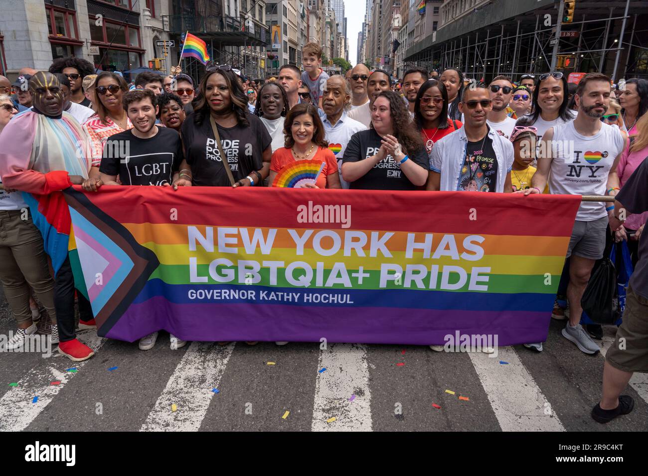 NEW YORK, NEW YORK 25. JUNI New Yorker Gouverneur Cathy Hochul (C