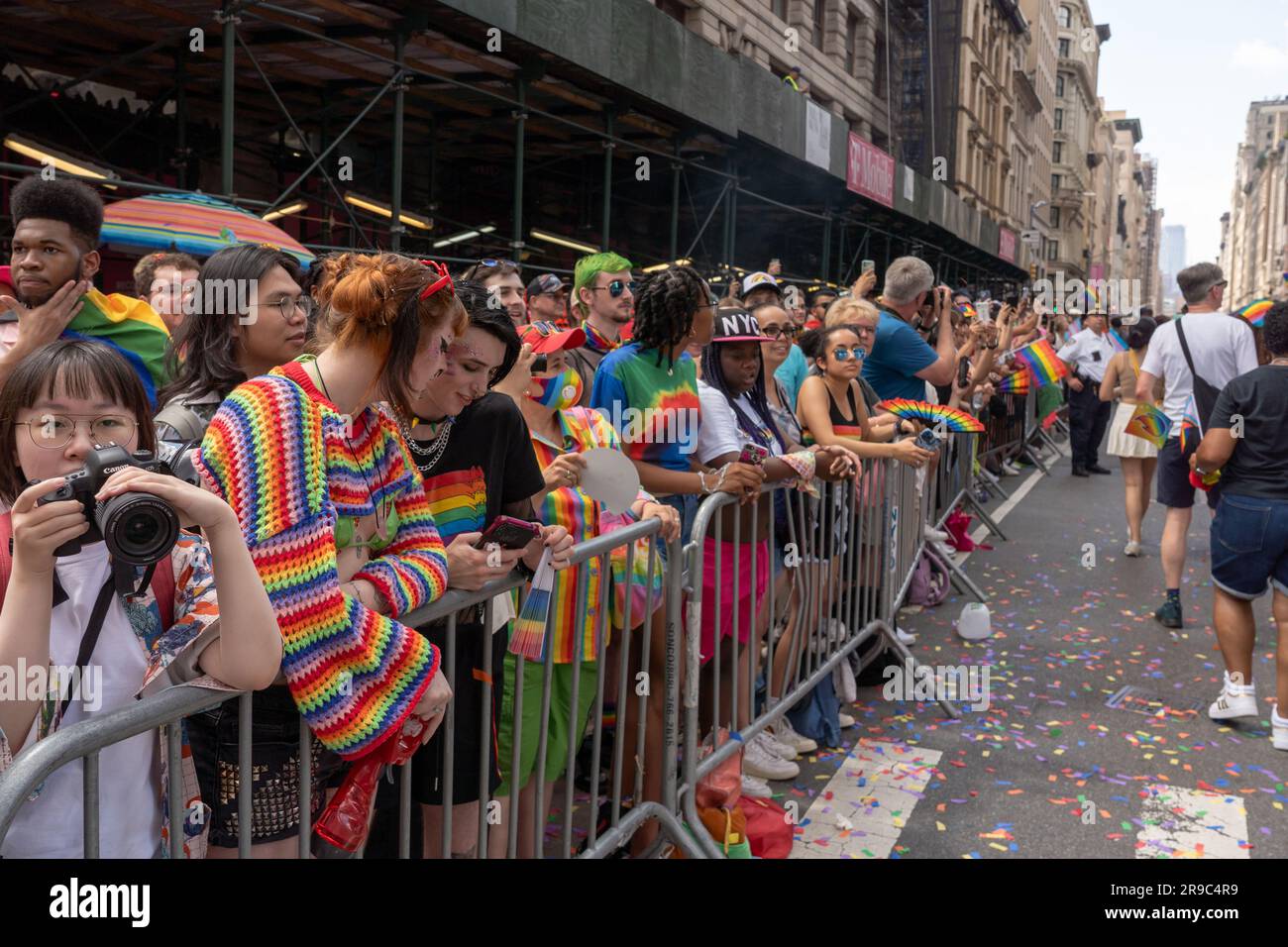 NEW YORK, NEW YORK - 25. JUNI: Zuschauer sehen die jährliche New York City Pride Parade am 25. Juni 2023 in New York City. Stockfoto