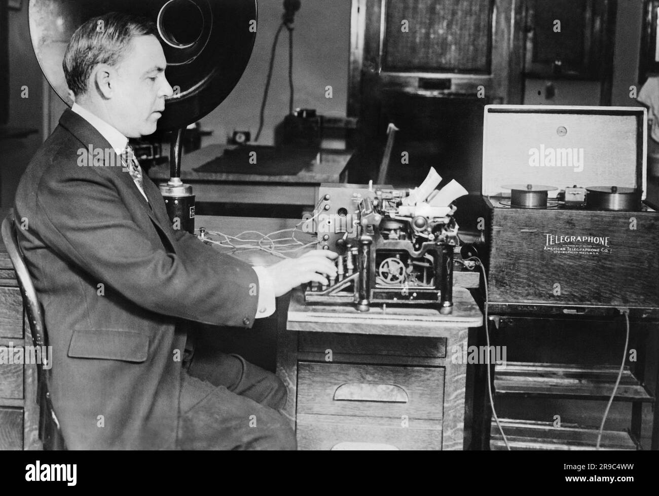 Washington, D.C.: 11. Mai 1922 H.P. O'Reilly schreibt eine schriftliche Version von Präsident Hardings Eröffnungsrede, die auf einem Telegrafon aufgezeichnet wurde. Das ist eine neue Erfindung, bei der zehn Meilen Stahldraht verwendet werden, um die Sprache aufzunehmen und sie dann durch eine Reproduktionsmaschine abzuspielen. Stockfoto