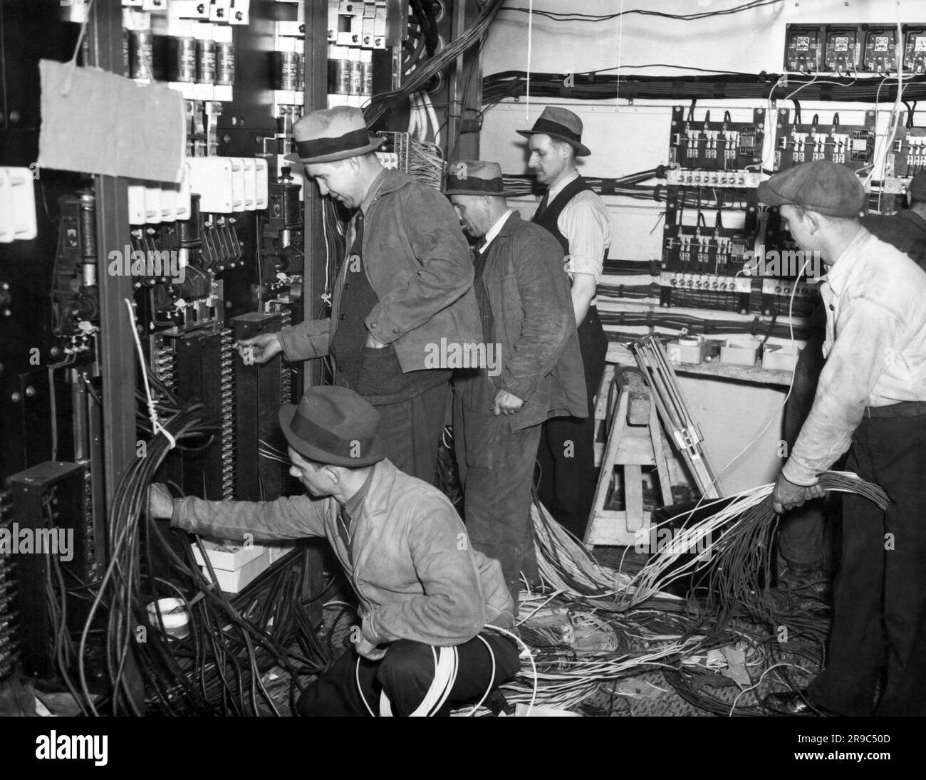 New York, New York: 1936 der Kontrollraum für das neue elektrische Wrigley's Spearmint Gum-Schild am Times Square. Es liegt einen ganzen Block zwischen der 44. Und 45. Straße am Broadway. Hier arbeitet die Crew mit einigen der siebeneinhalb Tonnen an elektrischer Ausrüstung. Stockfoto