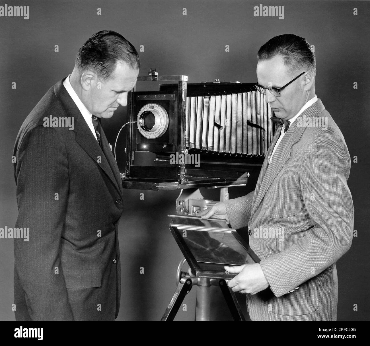 Rochester, New York: 16. April 1956 Männer mit der Eastman Kodak Kamera, die das größte Foto aller Zeiten einer Golfszene im Oak Hill Country Club machte, Szene der bevorstehenden U.S.G.A Open Championship 56. Das Foto ist 60 Meter lang und 18 Meter hoch in voller Farbe und ist am Grand Central Station Terminal in New York City zu sehen. Stockfoto