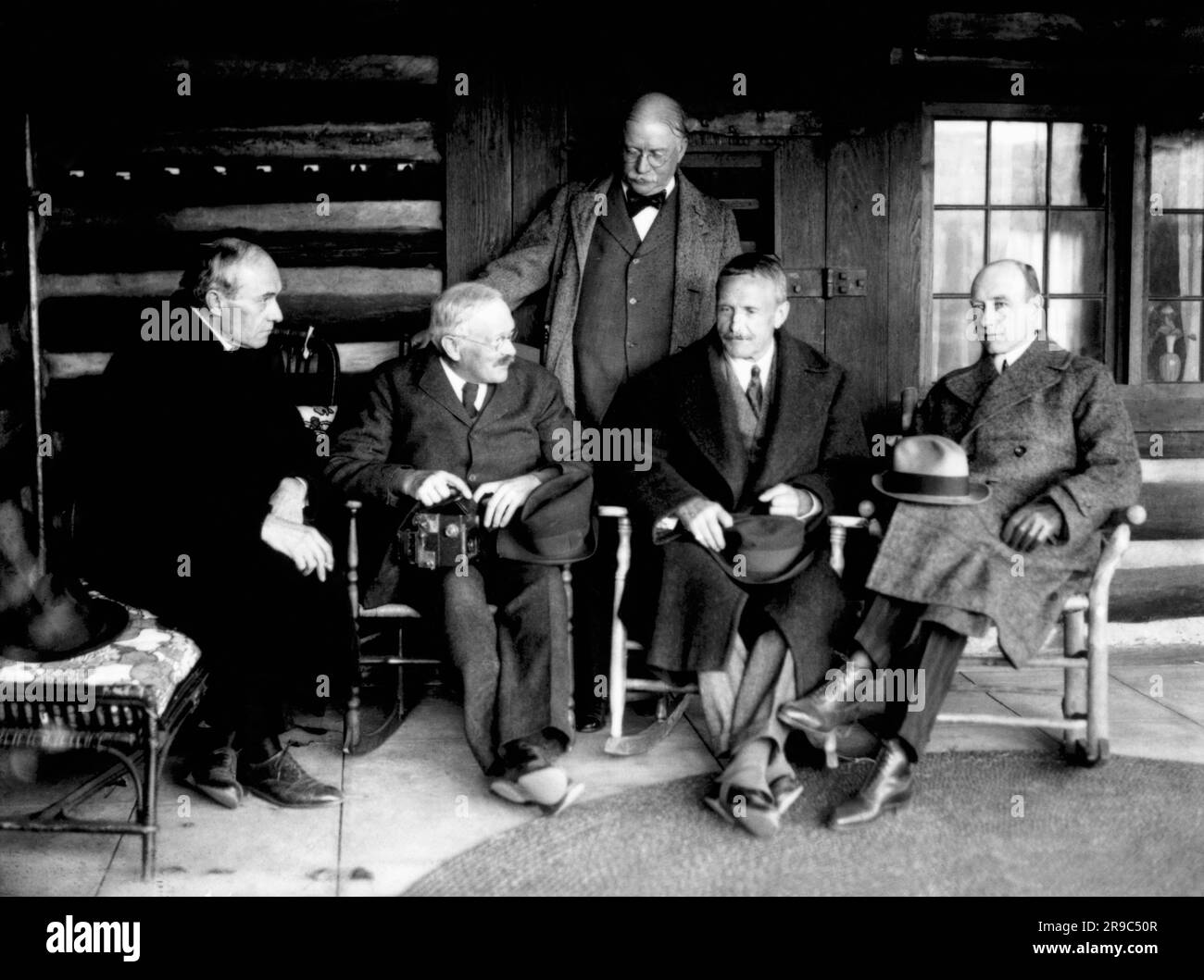 Napanoch, New York: c. 1920 Besucher des Yama Farms Inn sind von links, Carl Akeley, Raymond Ditmars, Carl Lumholtz und Roy Chapman Andrews. Besitzer Frank Seaman steht. Sie waren vier der bekanntesten Entdecker und Naturforscher der Epoche. Stockfoto