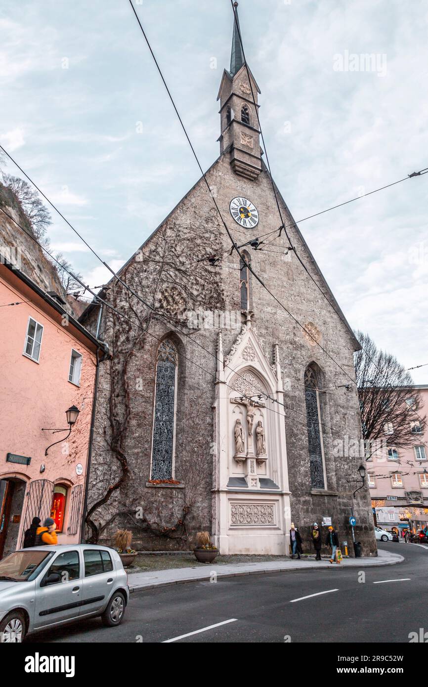 Salzburg, Österreich - 27. DEZEMBER 2021: Dreifaltigkeitskirche, römisch-katholische Kirche in Salzburg, Österreich. Entworfen von Johann Be Stockfoto