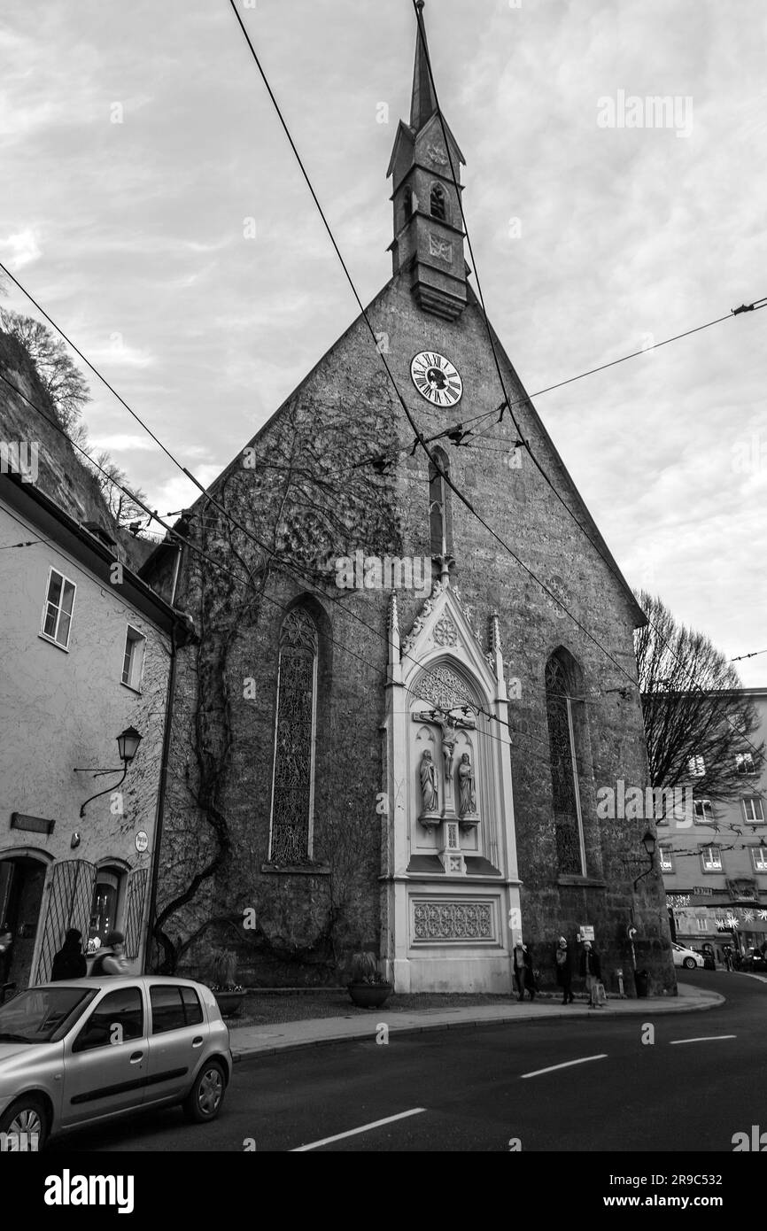 Salzburg, Österreich - 27. DEZEMBER 2021: Dreifaltigkeitskirche, römisch-katholische Kirche in Salzburg, Österreich. Entworfen von Johann Be Stockfoto