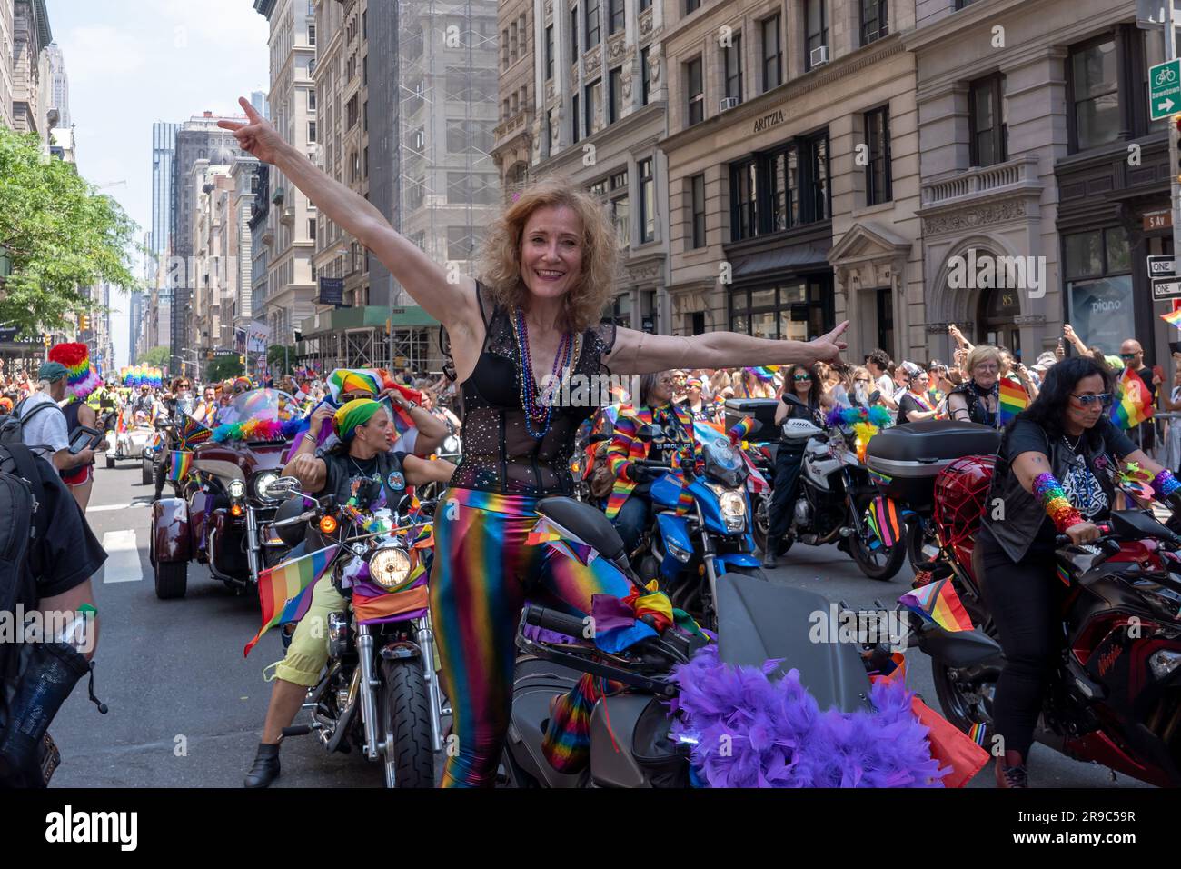 NEW YORK, NEW YORK - JUNI 25: Mitglieder von Sirens MC NYC nehmen am 25. Juni 2023 an der jährlichen New York City Pride Parade in New York City Teil. Stockfoto