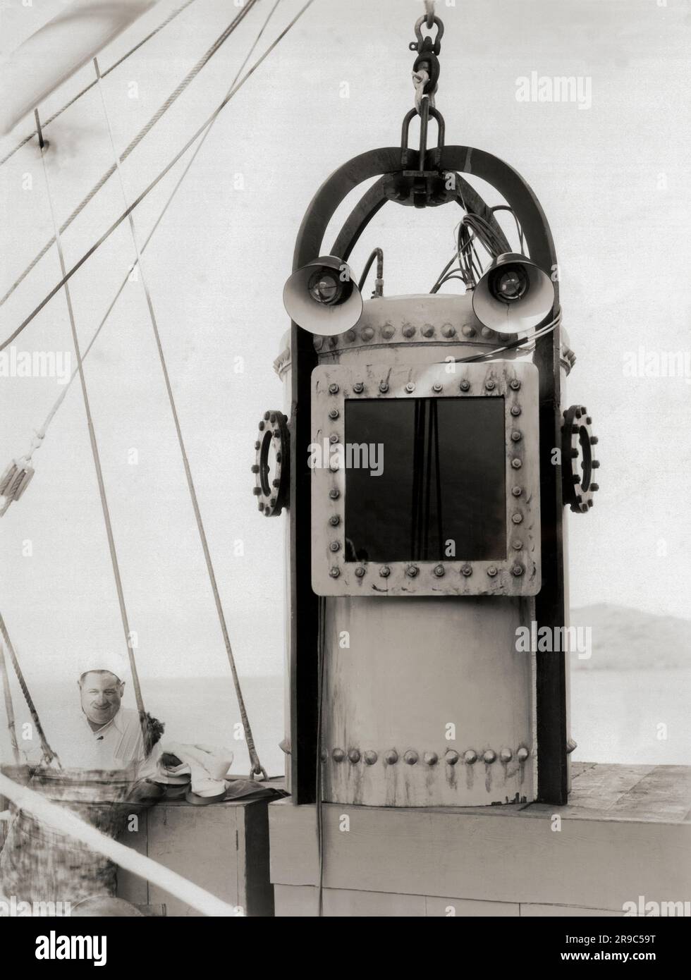 Vereinigte Staaten: c. 1928 Eine Tiefseetauchglocke auf einem Schiff. Stockfoto