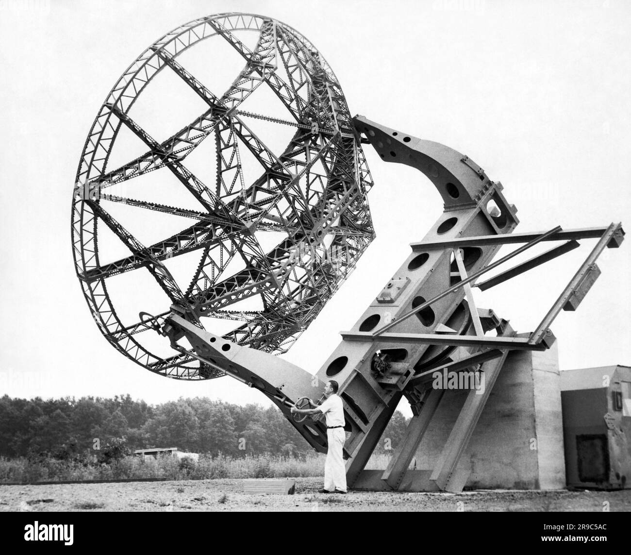 USA: c. 1955 Ein Wissenschaftler, der ein Bureau of Standards mit einem 25 Fuß Durchmesser-Radioteleskop anpasst, das zur Messung von Funkwellen von der Sonne verwendet wird. Stockfoto
