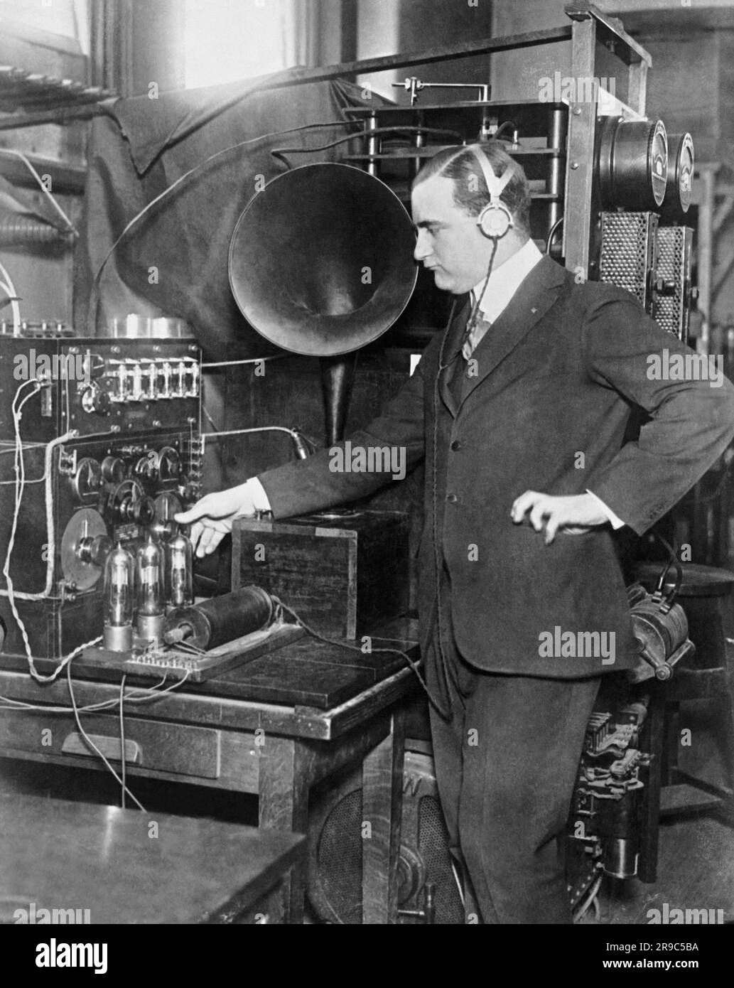 New York, New York: c. 1924 eine Erfindung, die von Professor Goldsmith vom City College of New York demonstriert wurde und es dem Zuhörer ermöglicht, sich bei jeder drahtlosen Konversation, sei es per Telefon oder Telegrafendienst, einzuschalten. Stockfoto