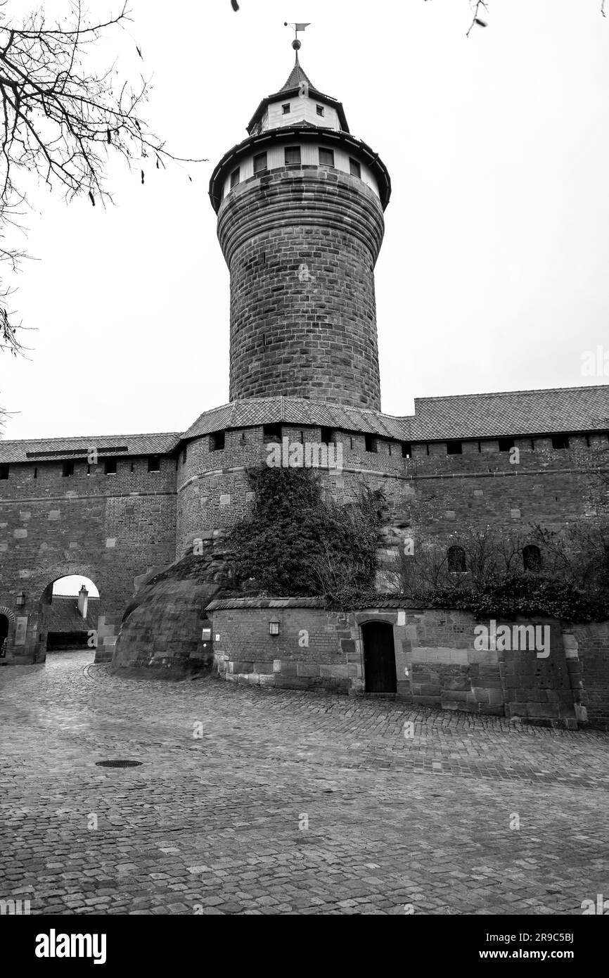 Nürnberg, Deutschland - 28. Dezember 2021: Der berühmte Sinwell-Turm, Teil der Kaiserburg, die königliche Festung in der Altstadt, Nürnberg, Bayern, Ger Stockfoto