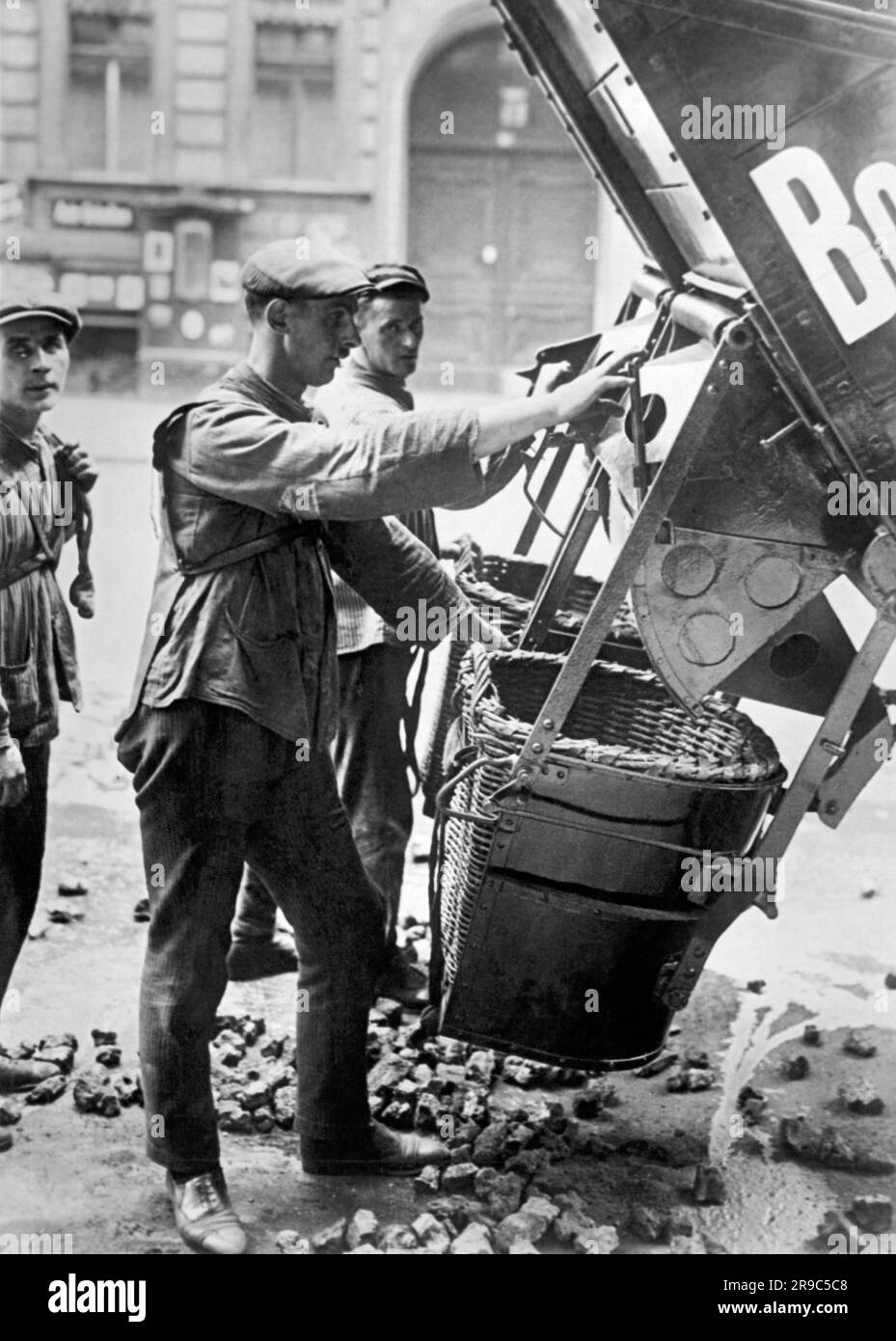 Berlin, Deutschland: c. 1927 Ein neuer Kohlewagen, der den Lieferkorb ohne Schaufeln mit der Hand füllt. Stockfoto