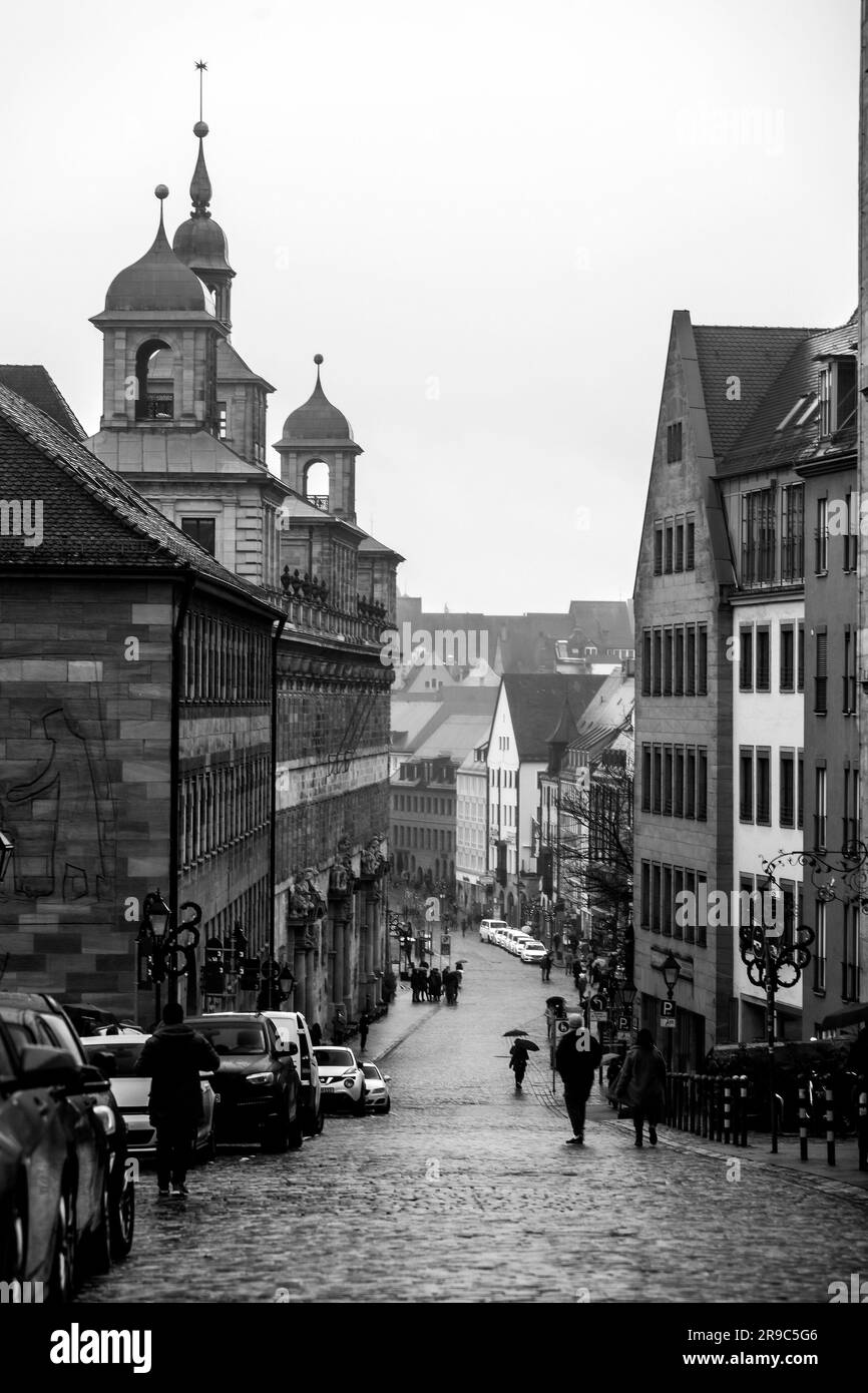 Nürnberg - 28. Dezember 2021: Allgemeine Architektur und Straßenblick aus den Straßen von Nürnberg, Bayern. Stockfoto
