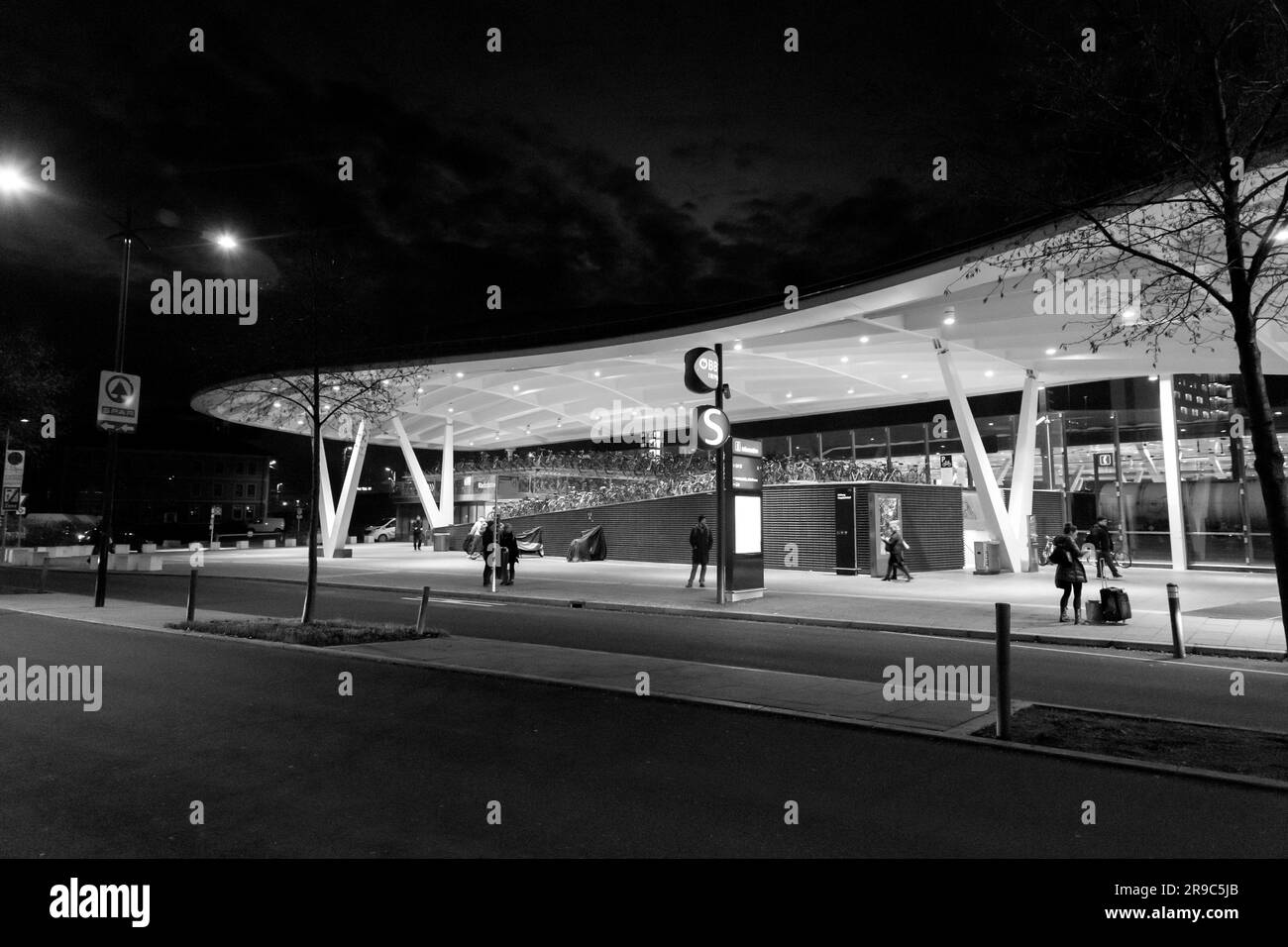 Salzburg, Österreich - DEZ. 2021: Außenansicht vom Hauptbahnhof Salzburg, Österreich. Stockfoto