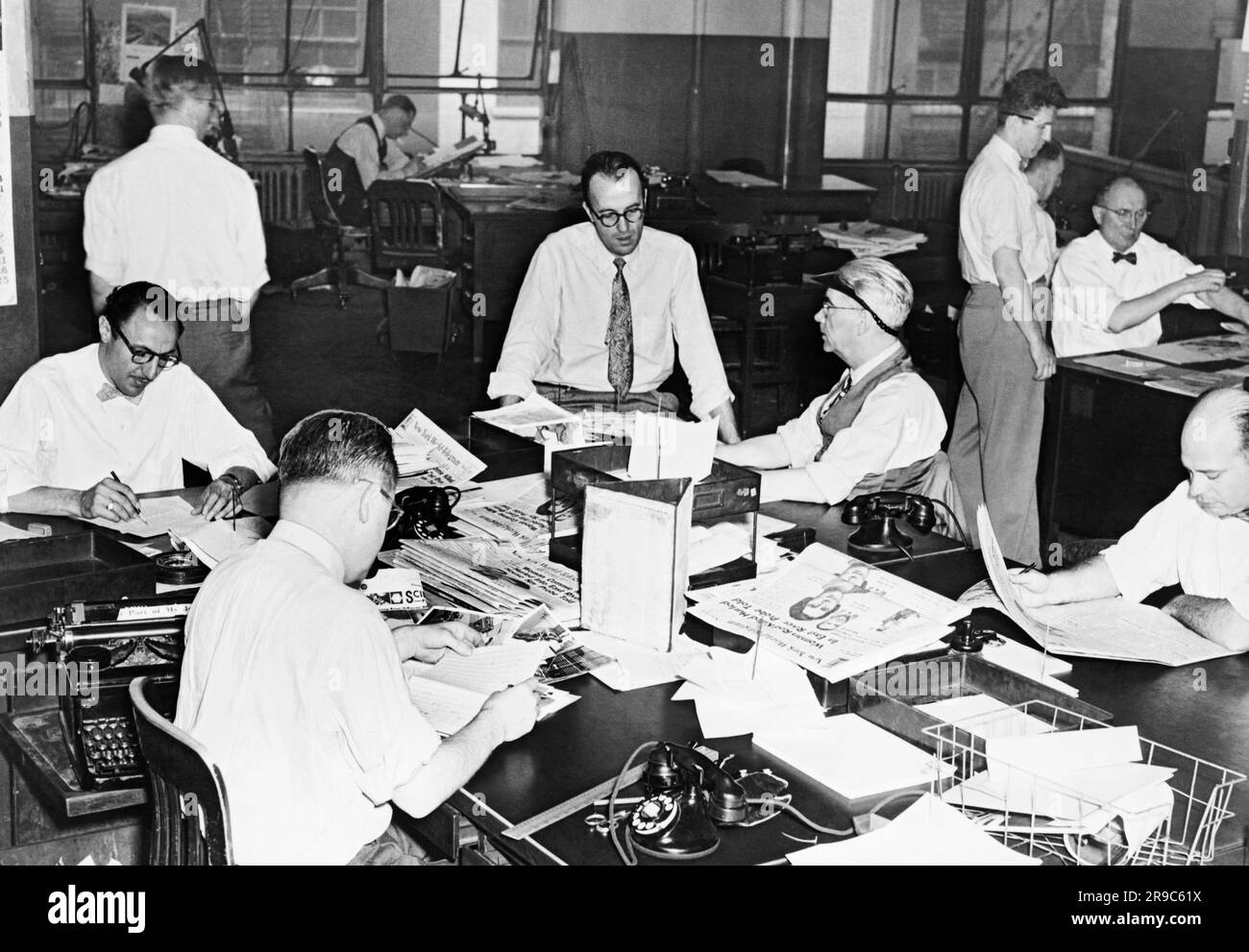 New York, New York: Mai 1949, die Redaktion der World-Telegram-Zeitung am städtischen Schreibtisch. Stockfoto
