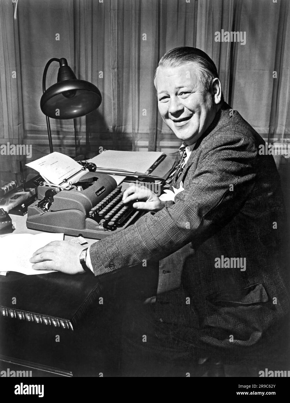 New York, New York: ca.1948. Ein New York Telegram & Sun Zeitungsreporter bei der Arbeit an seiner Underwood Schreibmaschine. Stockfoto