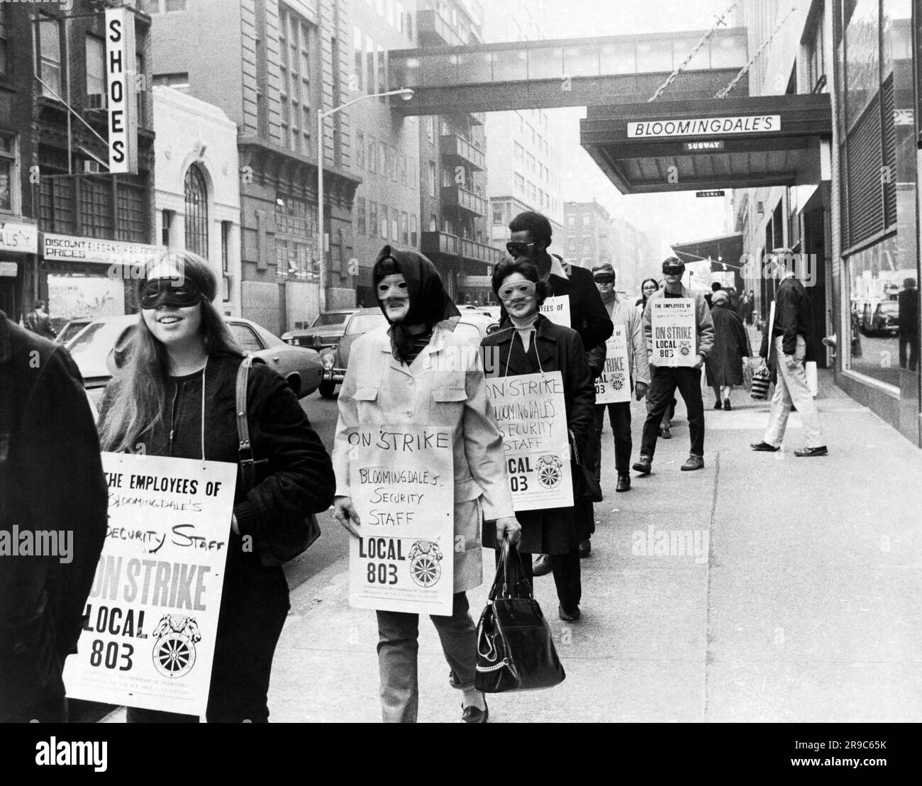 New York, New York: 23. Oktober 1971 Sicherheitsleute und Undercover-Detectives in Bloomingdale Kaufhäusern tragen Masken an der Streikpostenlinie, damit sie später nicht von potenziellen Ladendieben erkannt werden. Stockfoto