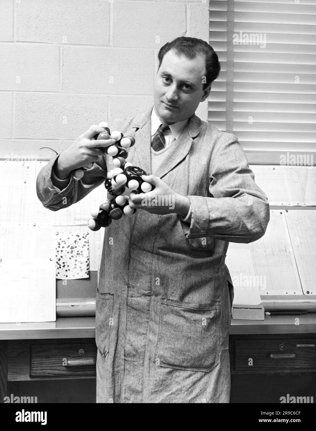West Lafayette, Indiana: 1961 Behavorial Genetiker und Molekularbiologe Dr. Seymour Benzer von der Purdue Universität mit einem Molekülmodell. Stockfoto