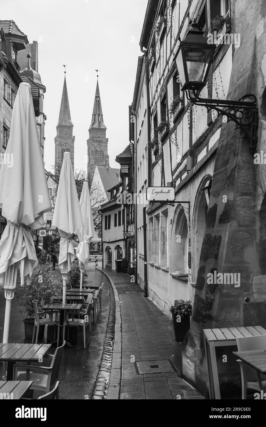 Nürnberg - 28. Dezember 2021: Allgemeine Architektur und Straßenblick aus den Straßen von Nürnberg, Bayern. Stockfoto