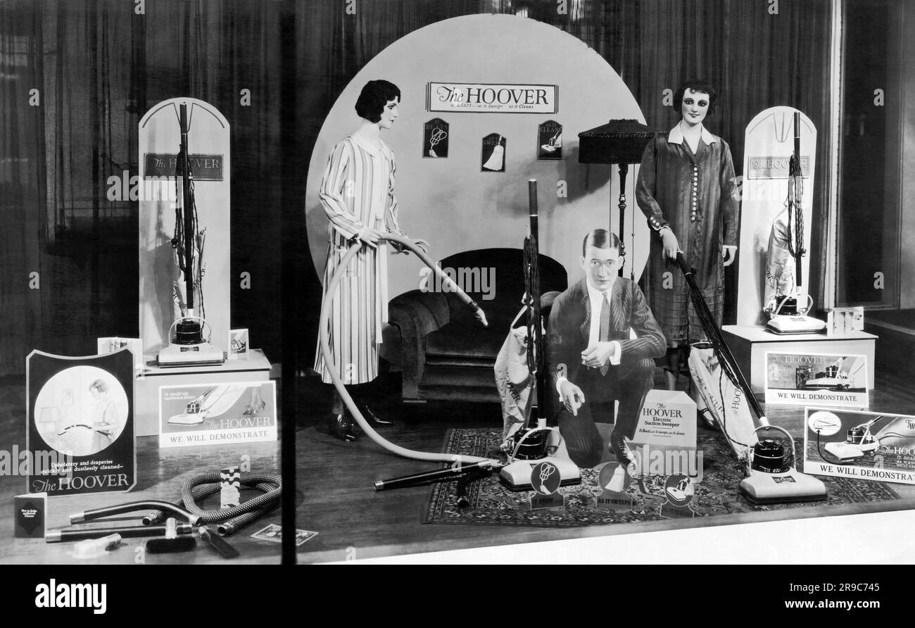 Sacramento, Kalifornien: 1926 Eine Schaufensterausstellung mit Hoover-Staubsaugern und ihrer neuen „Beater Bar“. Stockfoto