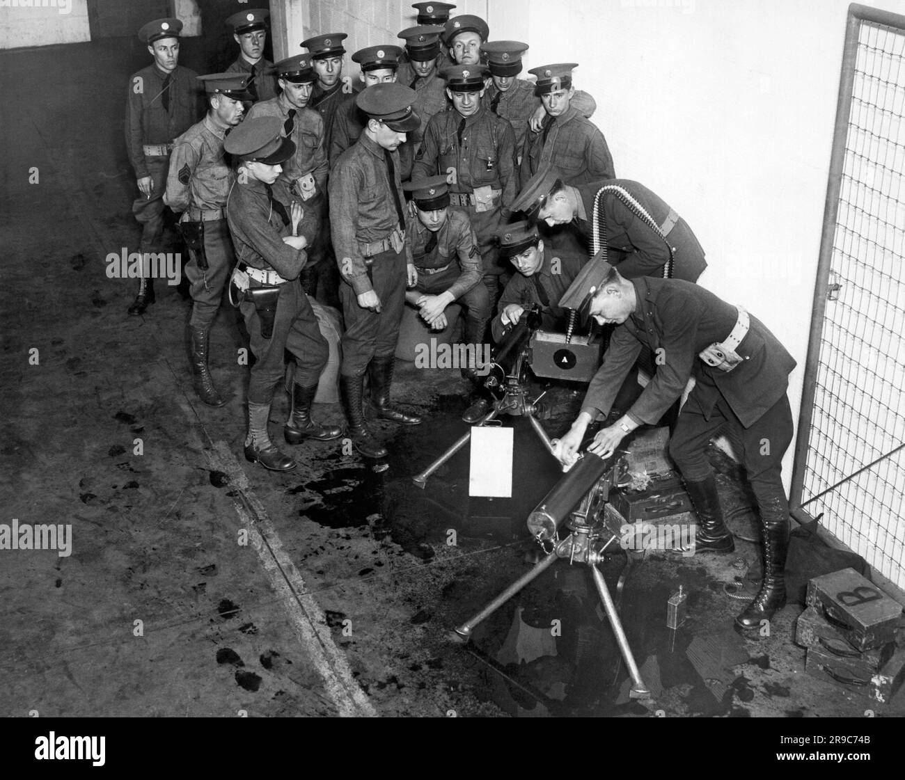 Minneapolis, Minnesota: 1934 Nationalgardisten bereiten sich auf den Trucker-Streik vor. Hier bringen sie ihre Waffen in Ordnung. Stockfoto