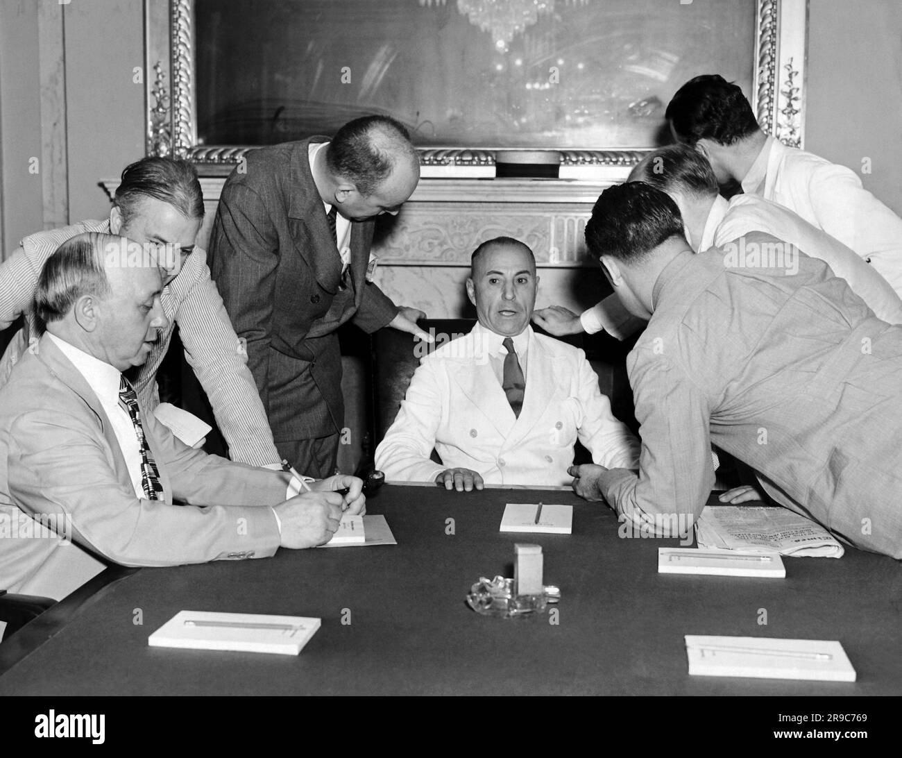 Washington, D.C.: 13. August 1937 Senator M. Neeley aus West Virginia wird von der Presse über die Nominierung von Senator Hugo L. Black für den Obersten Gerichtshof gegrillt. Neeley ist Vorsitzender des Justizkomitees des Senats. Stockfoto