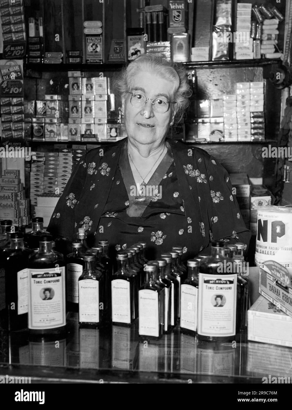 New York, New York: 1938. Apothekerin Minnie McAvoy in ihrer Apotheke, 163 Christopher Street in Greenwich Village. Sie kaufte es 1905 für 3500 Dollar. Stockfoto