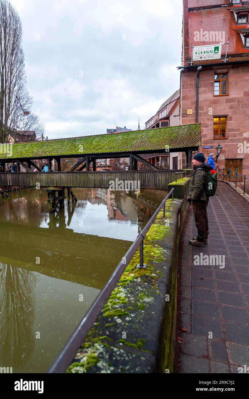 Nürnberg, Deutschland - 28. DEZEMBER 2021: Das Henkersteg, auch langer Steg, ist eine hölzerne Fußgängerbrücke über den Pegnitz in Nürnberg. Stockfoto