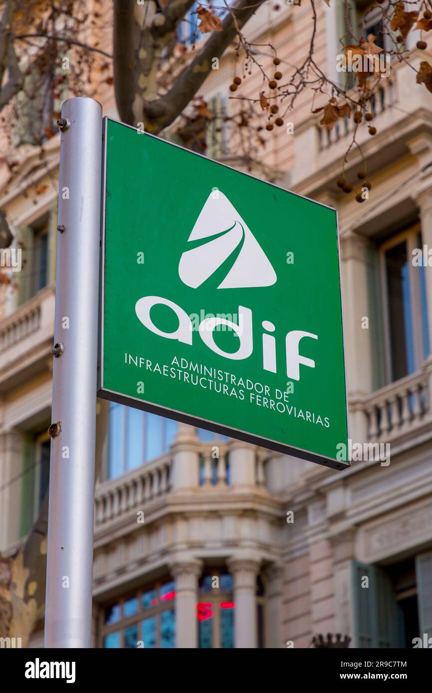 Barcelona, Spanien - 10. Februar 2022: Schild des staatlichen spanischen Eisenbahninfrastrukturbetreibers Adif. Barcelona, Spanien. Stockfoto