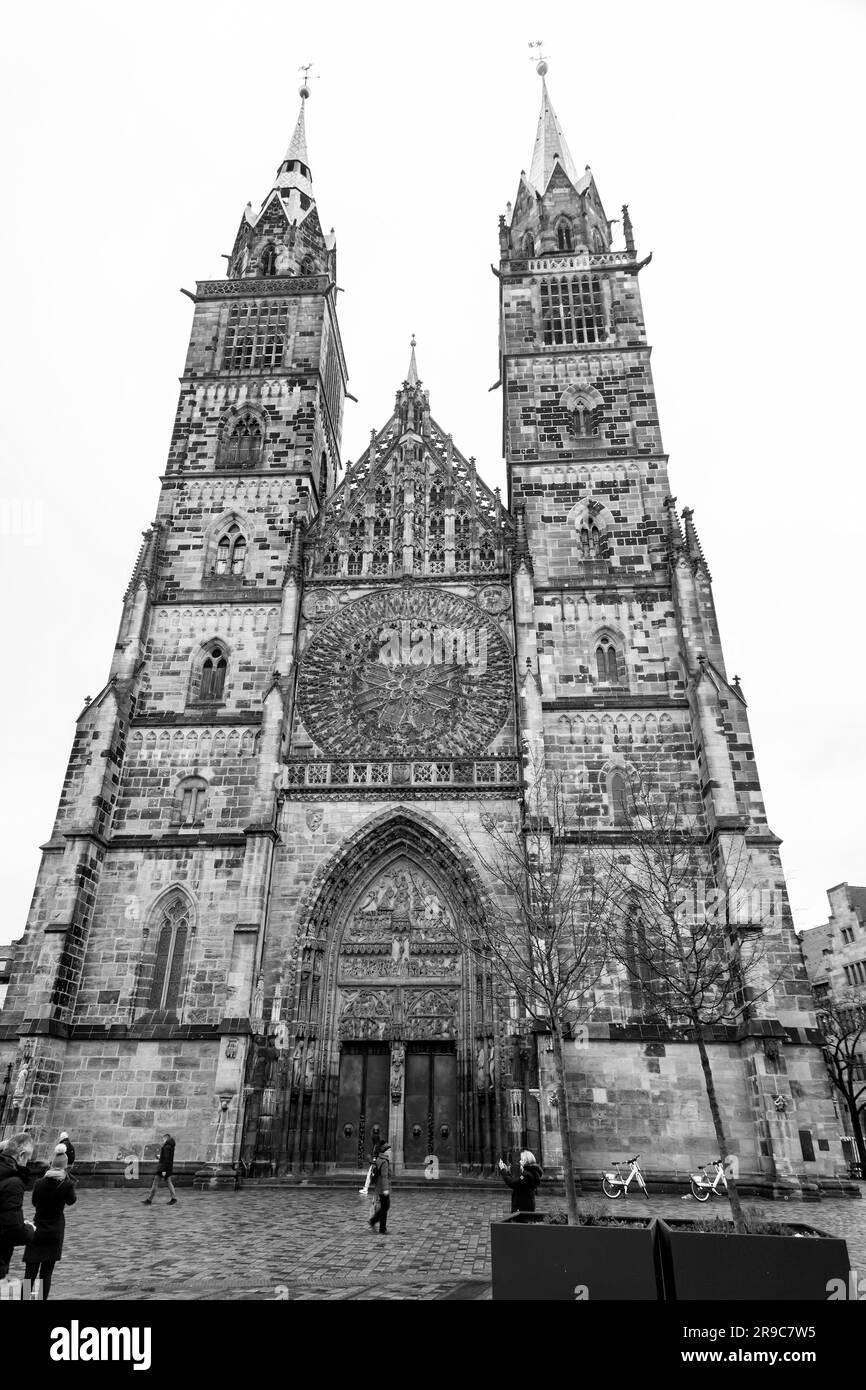 Nürnberg, Deutschland - 28. DEZ. 2021: St. Lorenz ist eine bekannte evangelische lutherische Kirche in Bayern. Es ist dem Heiligen Lorenz gewidmet. Stockfoto