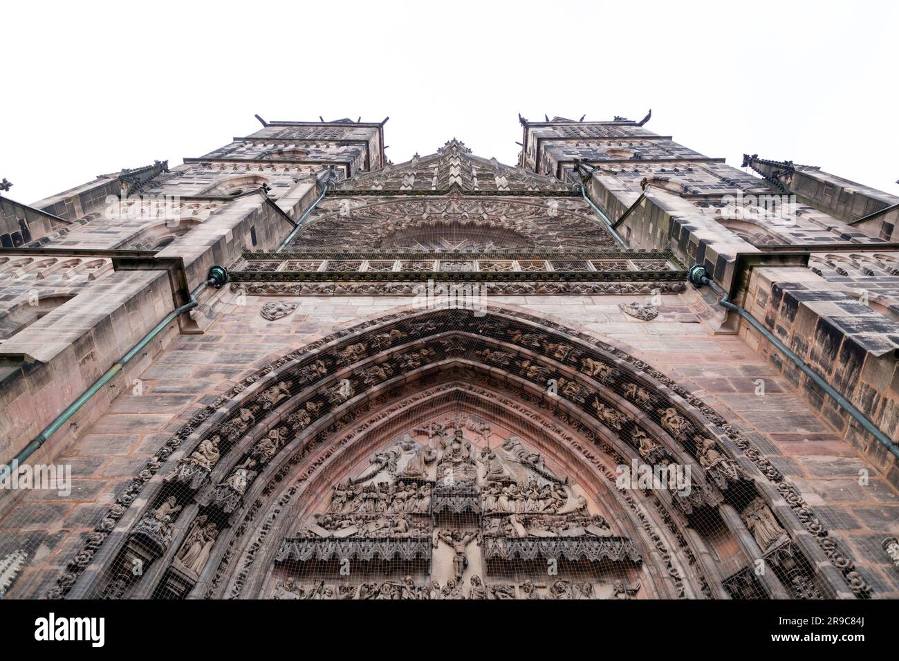 Nürnberg, Deutschland - 28. DEZ. 2021: St. Lorenz ist eine bekannte evangelische lutherische Kirche in Bayern. Es ist dem Heiligen Lorenz gewidmet. Stockfoto