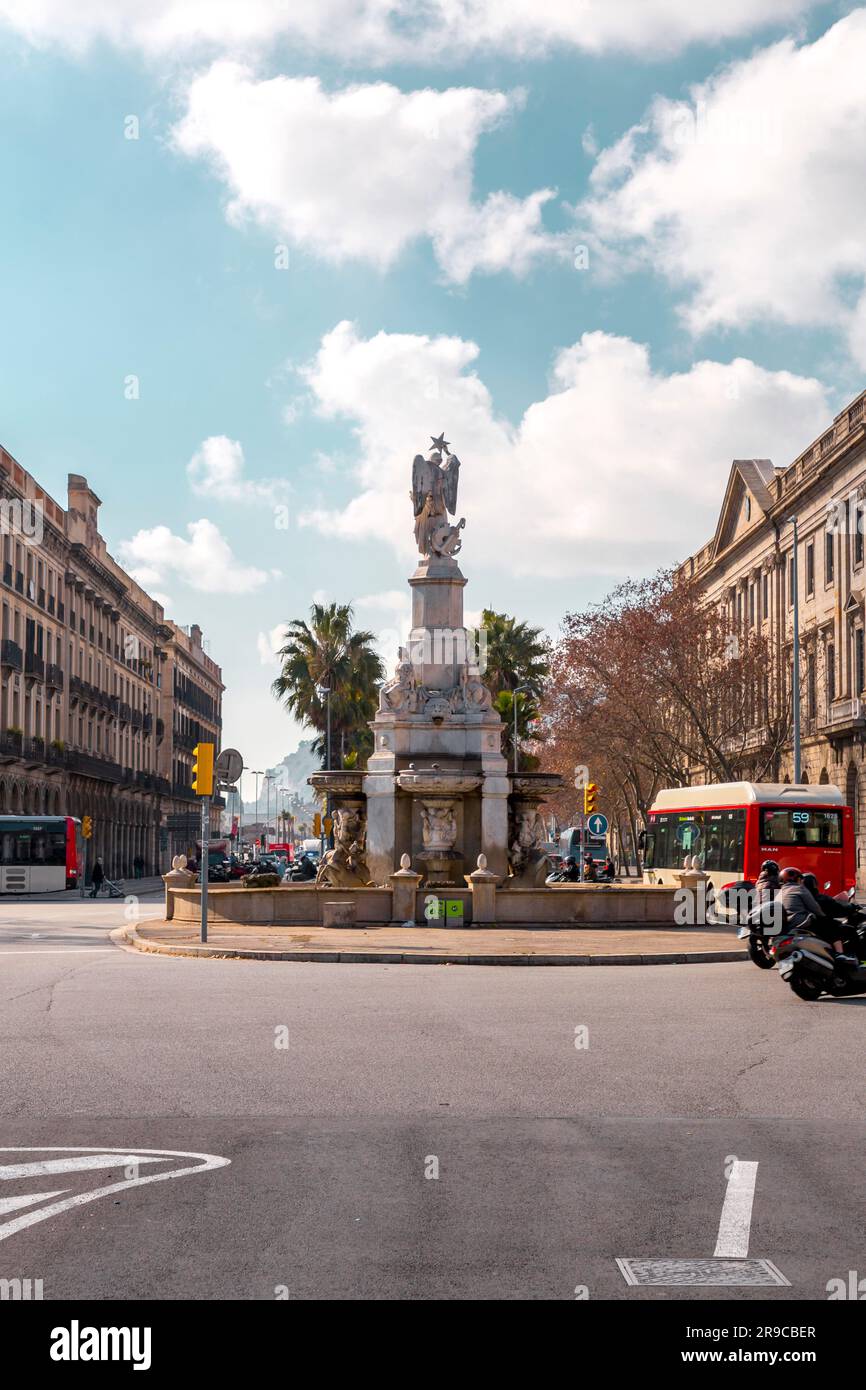 Barcelona, Spanien - 13. FEBRUAR 2022: Das Denkmal des Marquis von Campo Sagrado oder Genio Catala ist ein monumentaler Brunnen mit Skulpturen, der sich im befindet Stockfoto