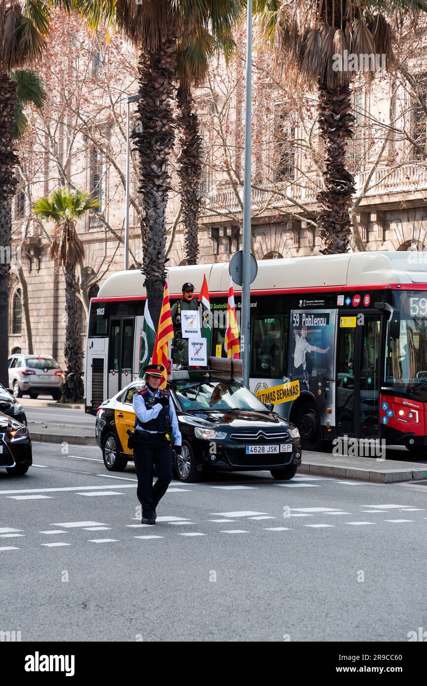 Barcelona, Spanien - 10. FEBRUAR 2022: Taxifahrer protestieren gegen Uber, die Online-Transport-App, in den Straßen von Barcelona, Katalonien, Spanien. Stockfoto