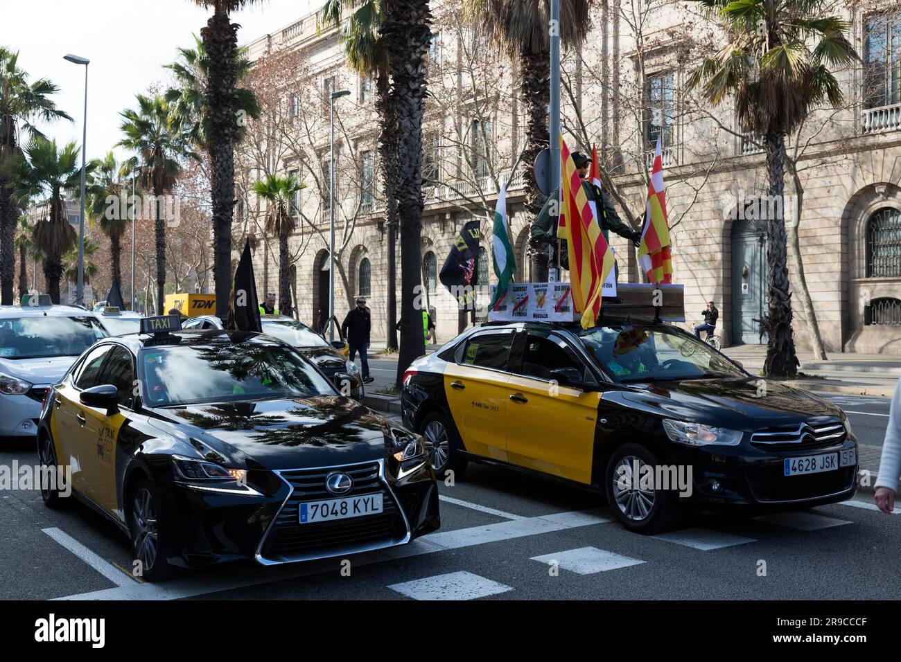 Barcelona, Spanien - 10. FEBRUAR 2022: Taxifahrer protestieren gegen Uber, die Online-Transport-App, in den Straßen von Barcelona, Katalonien, Spanien. Stockfoto