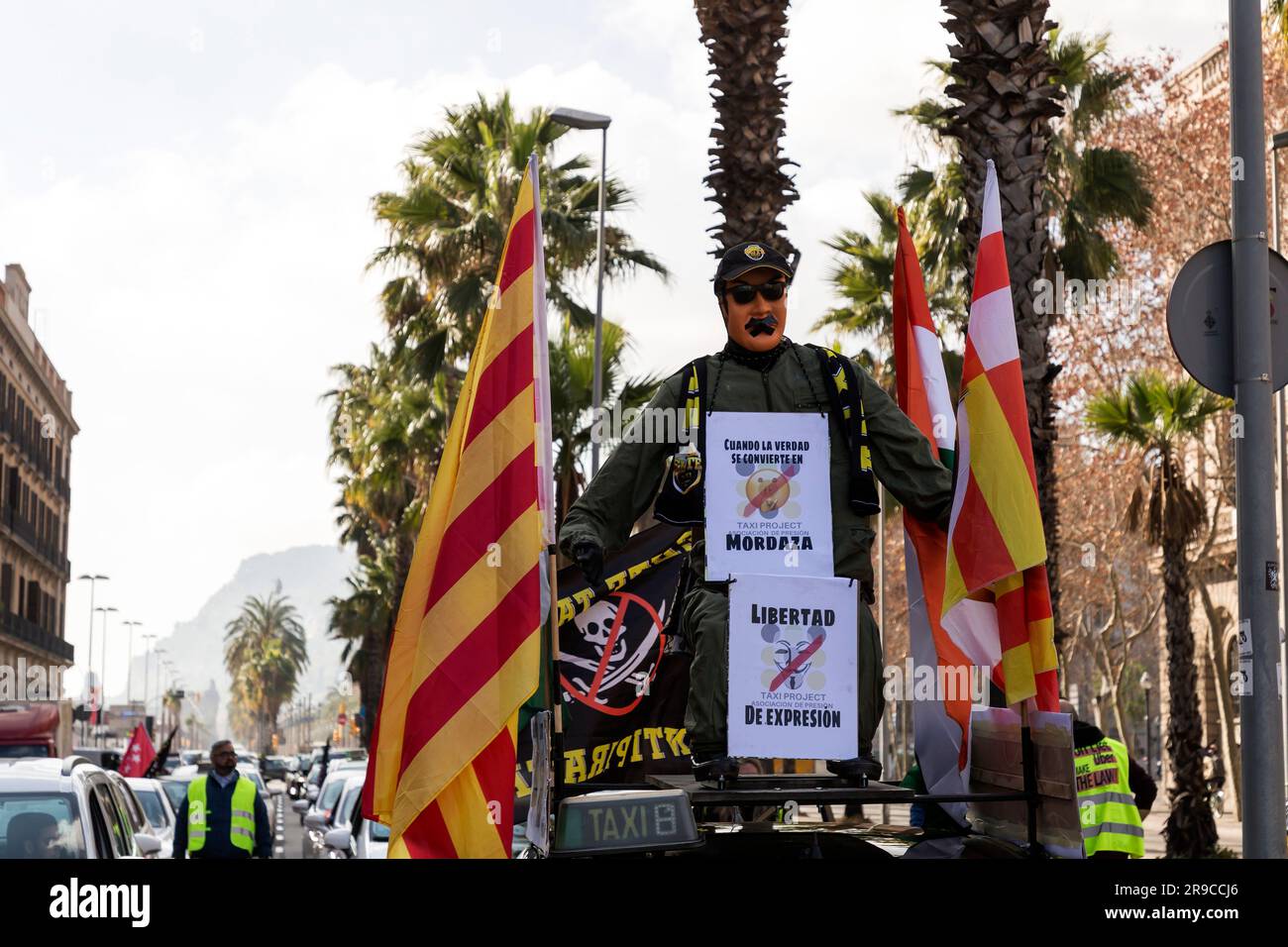 Barcelona, Spanien - 10. FEBRUAR 2022: Taxifahrer protestieren gegen Uber, die Online-Transport-App, in den Straßen von Barcelona, Katalonien, Spanien. Stockfoto