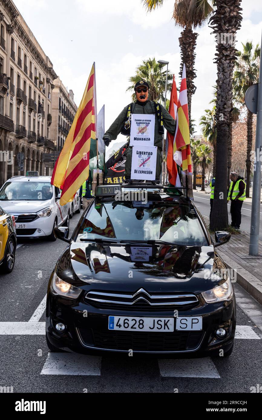 Barcelona, Spanien - 10. FEBRUAR 2022: Taxifahrer protestieren gegen Uber, die Online-Transport-App, in den Straßen von Barcelona, Katalonien, Spanien. Stockfoto