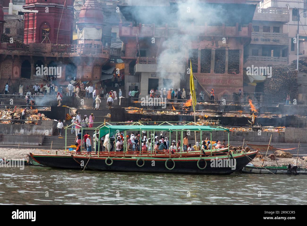 Manikarnika Gheat in der heiligen Stadt Varanasi, Uttar Pradesh, Indien Stockfoto