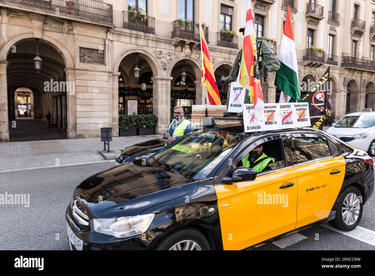 Barcelona, Spanien - 10. FEBRUAR 2022: Taxifahrer protestieren gegen Uber, die Online-Transport-App, in den Straßen von Barcelona, Katalonien, Spanien. Stockfoto