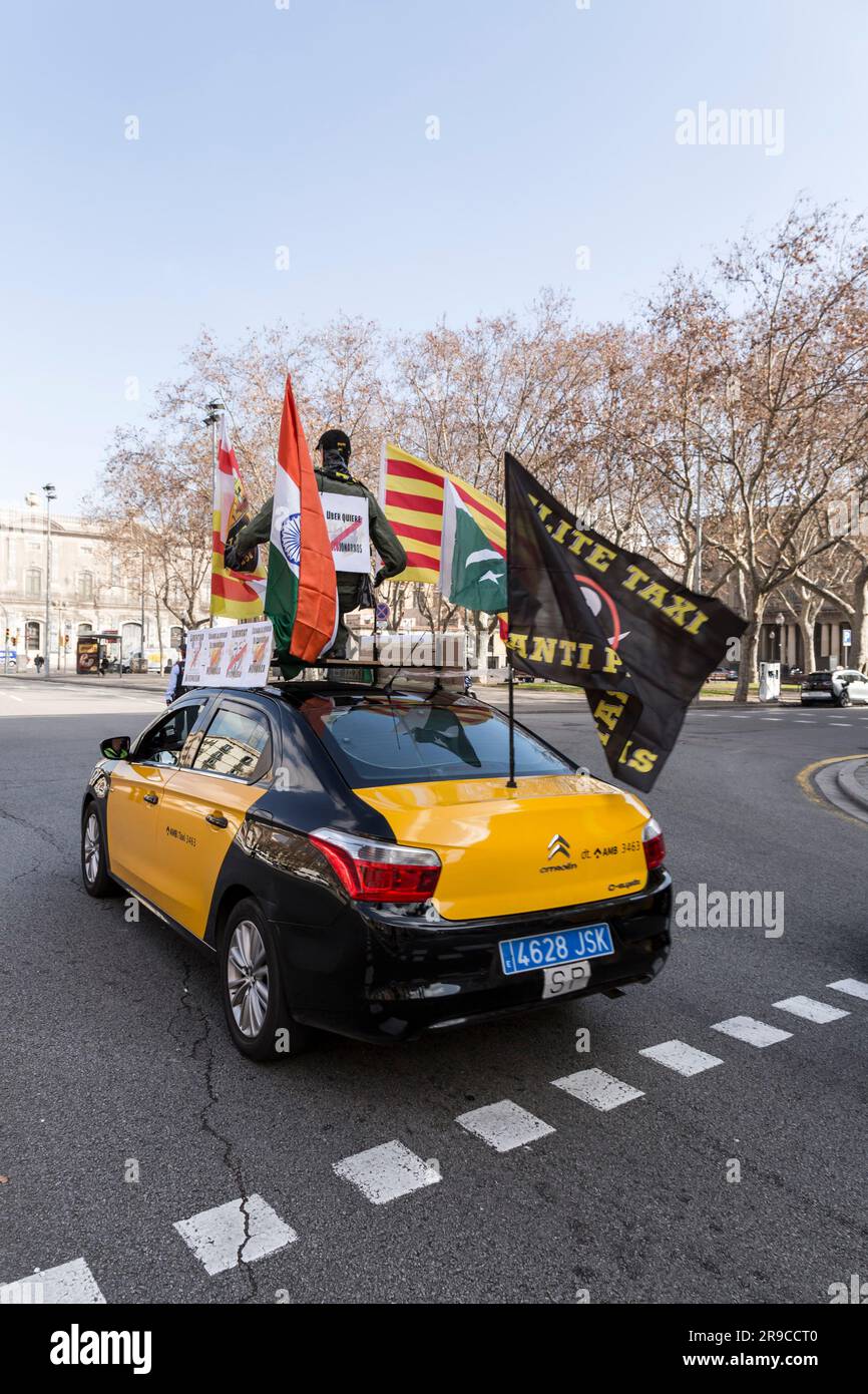 Barcelona, Spanien - 10. FEBRUAR 2022: Taxifahrer protestieren gegen Uber, die Online-Transport-App, in den Straßen von Barcelona, Katalonien, Spanien. Stockfoto