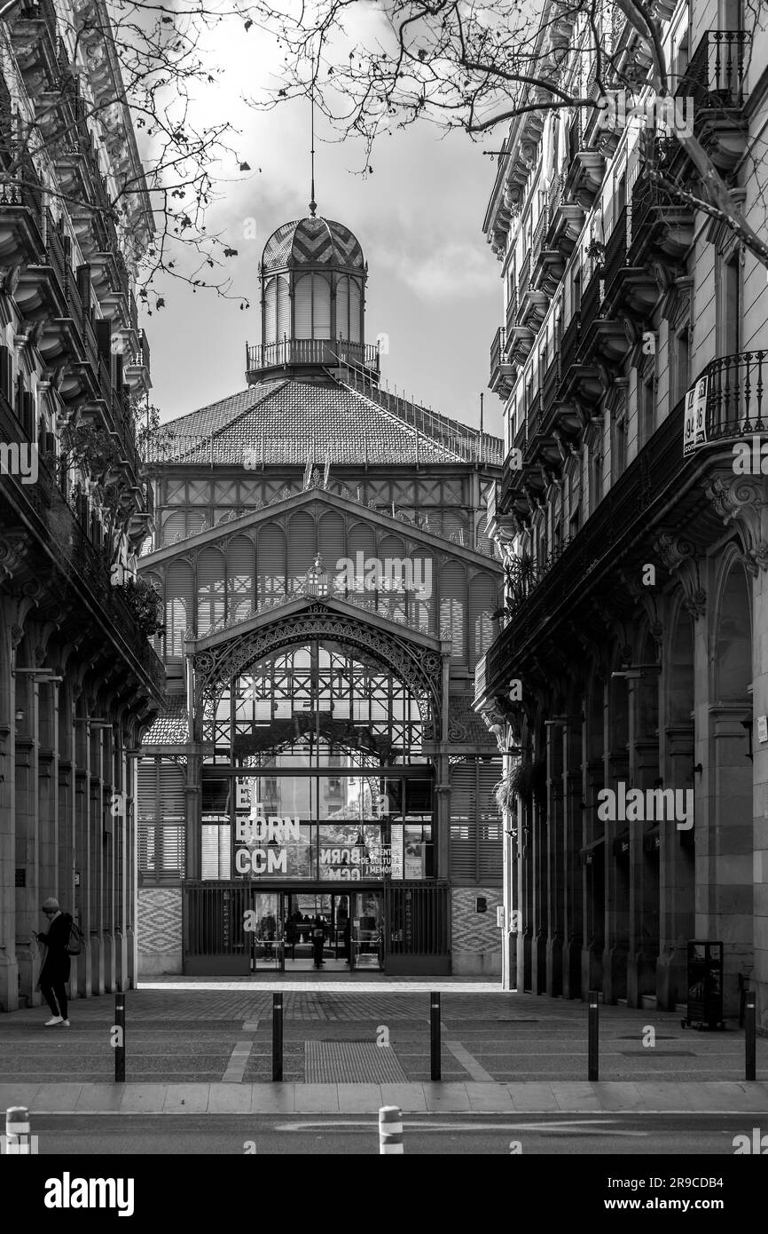 Barcelona, Spanien - 10. FEBRUAR 2022: Eisenbau des Mercat del Born in La Ribera, Barcelona. Der größte überdachte Platz in ganz Europa und markierte die Stockfoto