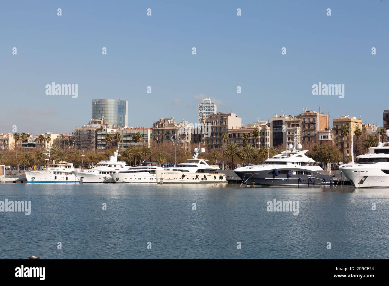 Barcelona, Spanien - 10. FEBRUAR 2022: Marina Port Vell, das heißt Alter Hafen in Katalan, an der Mittelmeerküste von Barcelona, Katalonien, Spai Stockfoto