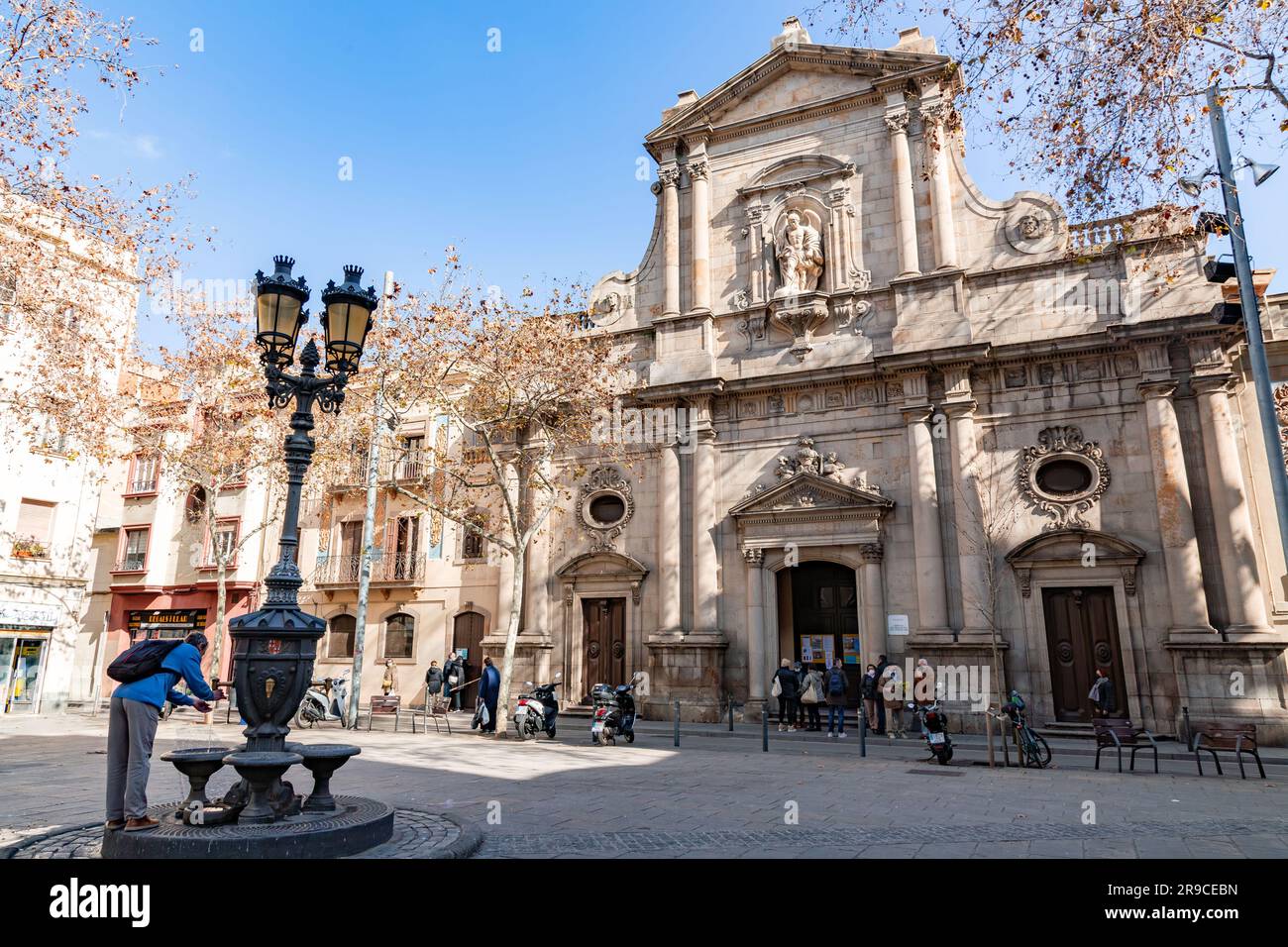 Barcelona, Spanien - 10. FEBRUAR 2022: Die Kirche San Miguel del Puerto befindet sich im Viertel Barceloneta, im Viertel Ciudad Vieja von Barce Stockfoto