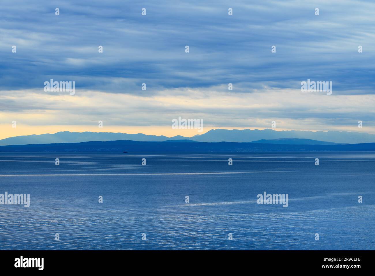 Bedeckter Himmel am Morgen am Kvarner Golf der Adria, von der kroatischen Stadt Lovran aus gesehen, selektiver Fokus Stockfoto