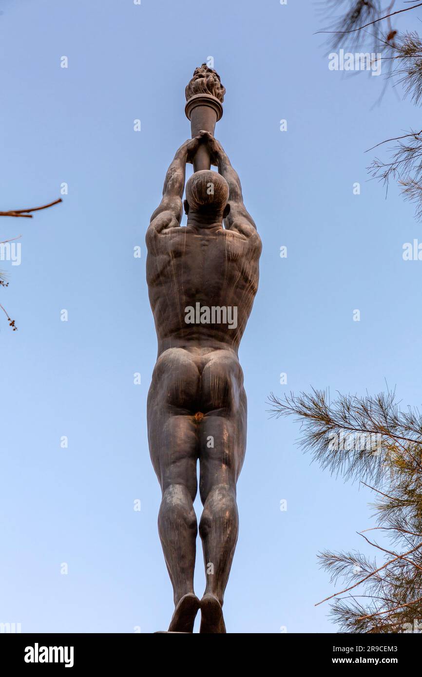 Barcelona, Spanien - 11. FEBRUAR 2022: Bronzeskultur eines Mannes, der eine Fackel zündet, zu Ehren von Francisco Ferrer i Guardia in Montjuic, Barcelona, Spanien. Stockfoto