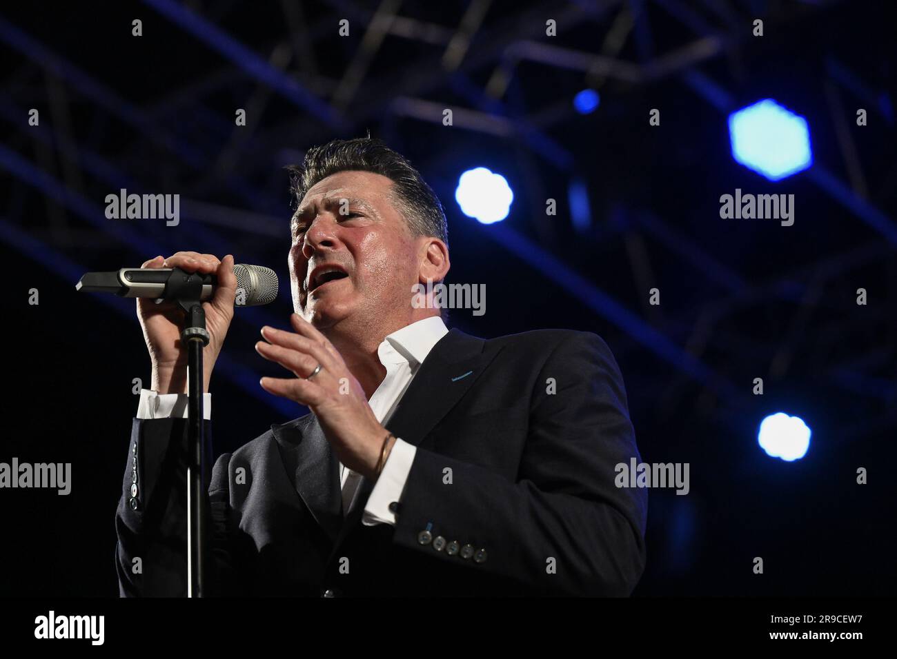 Tony Hadley ist verrückt NACH DIR - mit DER FABELHAFTEN TH-BAND im Teatro Romano di Ostia Antica, 35. Juni 2023, Rom, Italien. Stockfoto