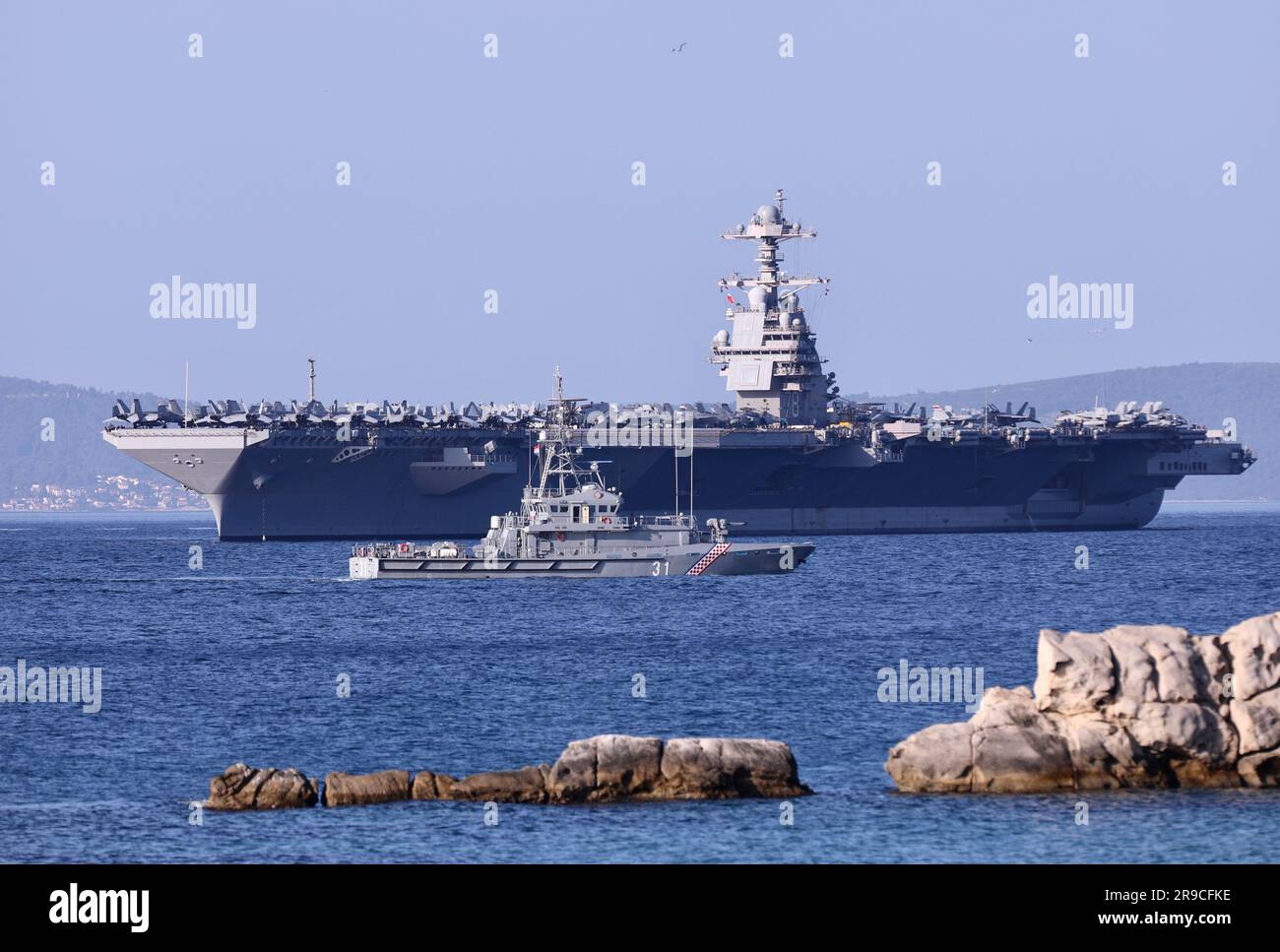 Split, Kroatien. 26. Juni 2023. Der amerikanische Flugzeugträger USS Gerald R. Ford (CVN-78) kam am 26. Juni 2023 in Split, Kroatien, an. Die USS Gerald R. Ford ist der modernste nuklearbetriebene Flugzeugträger. Sie ist mehr als 330 Meter lang und 76 Meter hoch mit 25 Decks. Die Baukosten betrugen 12,8 Milliarden Dollar, und weitere 4,7 Milliarden Dollar wurden für Forschung und Entwicklung ausgegeben. Er kann 75 Flugzeuge befördern. Die Besatzung, einschließlich des Flugpersonals, besteht aus etwa 4.500 Personen. Foto: Ivo Cagalj/PIXSELL Credit: Pixsell/Alamy Live News Stockfoto