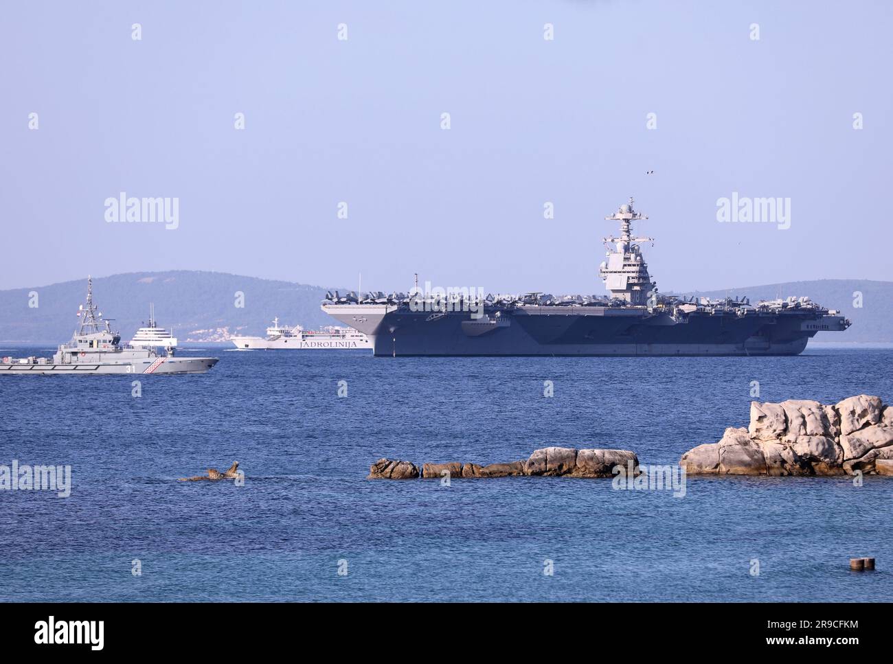 Split, Kroatien. 26. Juni 2023. Der amerikanische Flugzeugträger USS Gerald R. Ford (CVN-78) kam am 26. Juni 2023 in Split, Kroatien, an. Die USS Gerald R. Ford ist der modernste nuklearbetriebene Flugzeugträger. Sie ist mehr als 330 Meter lang und 76 Meter hoch mit 25 Decks. Die Baukosten betrugen 12,8 Milliarden Dollar, und weitere 4,7 Milliarden Dollar wurden für Forschung und Entwicklung ausgegeben. Er kann 75 Flugzeuge befördern. Die Besatzung, einschließlich des Flugpersonals, besteht aus etwa 4.500 Personen. Foto: Ivo Cagalj/PIXSELL Credit: Pixsell/Alamy Live News Stockfoto