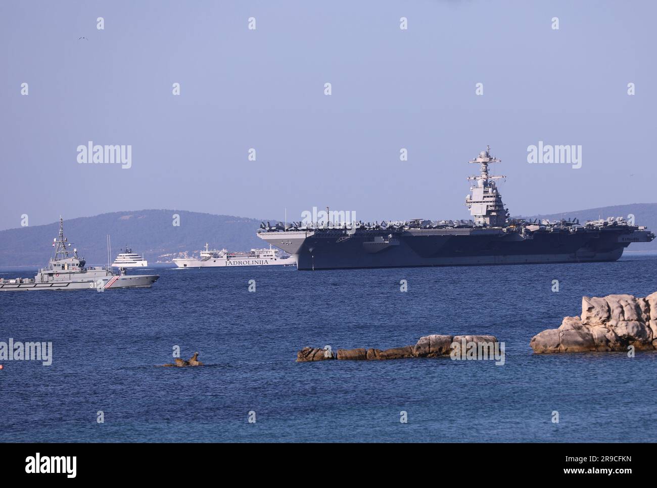 Split, Kroatien. 26. Juni 2023. Der amerikanische Flugzeugträger USS Gerald R. Ford (CVN-78) kam am 26. Juni 2023 in Split, Kroatien, an. Die USS Gerald R. Ford ist der modernste nuklearbetriebene Flugzeugträger. Sie ist mehr als 330 Meter lang und 76 Meter hoch mit 25 Decks. Die Baukosten betrugen 12,8 Milliarden Dollar, und weitere 4,7 Milliarden Dollar wurden für Forschung und Entwicklung ausgegeben. Er kann 75 Flugzeuge befördern. Die Besatzung, einschließlich des Flugpersonals, besteht aus etwa 4.500 Personen. Foto: Ivo Cagalj/PIXSELL Credit: Pixsell/Alamy Live News Stockfoto